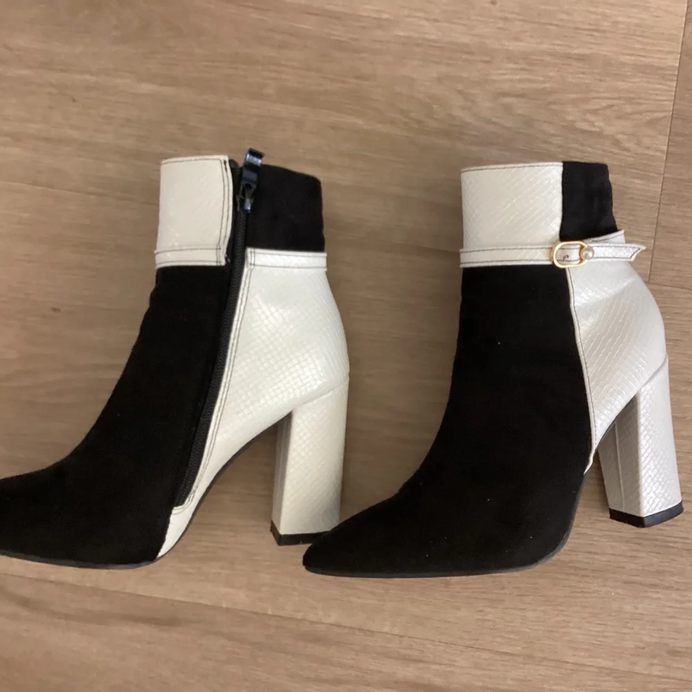 Women's Black and White Ankle Boots Pearl Embellishments Sz 6 Worn 1x